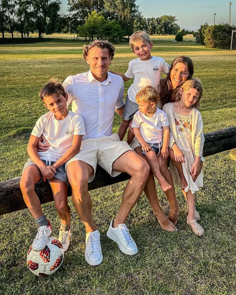 Diego Forlán y Paz Cardoso junto a sus hijos (archivo)