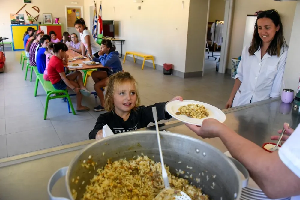 La partida es para elaboración de la comida, la leche y el agua que beben en el almuerzo.