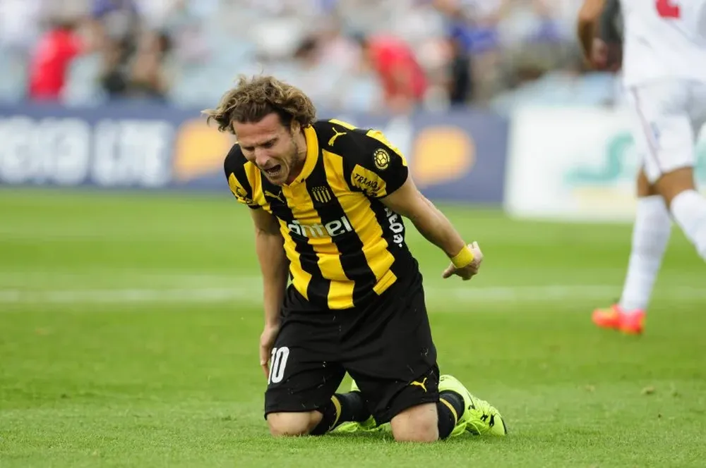 Forlán no puede creer la pelota que le sacó Conde