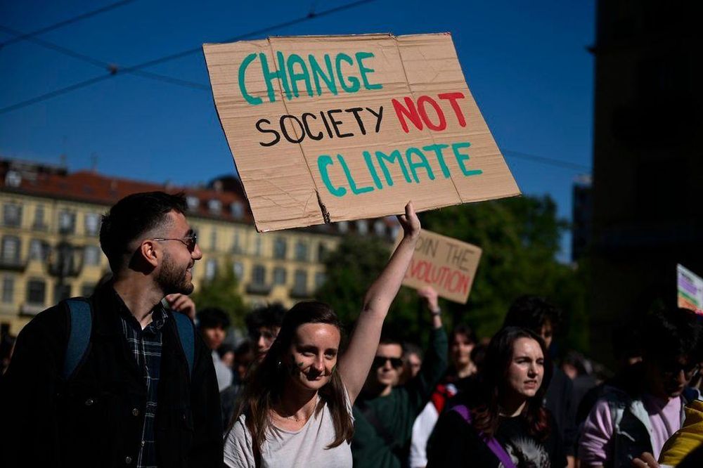 El físico nota la preocupación entre los jóvenes por los problemas globales, como el cambio climático.