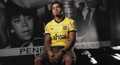 Matías Arezo con la nueva camiseta visitante de Peñarol