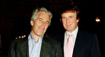 Una foto de archivo de Jeffrey Epstein y Donald Trump, entonces desarrollador inmobiliario, en la propiedad de Trump en Mar-a-Lago en Palm Beach, Florida, en 1997.