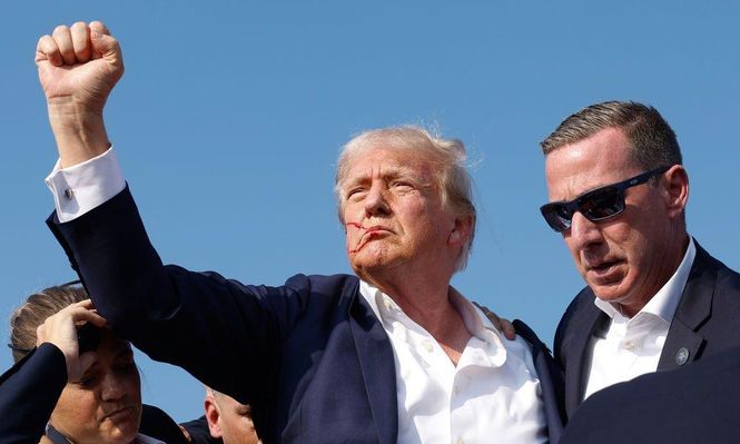 El ex presidente de EE.UU. Donald Trump segundos después de que Thomas Matthew Crooks, un joven de 20 años, le disparara en un mitin político.