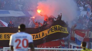 Bandera robada de Peñarol por hinchas de Nacional