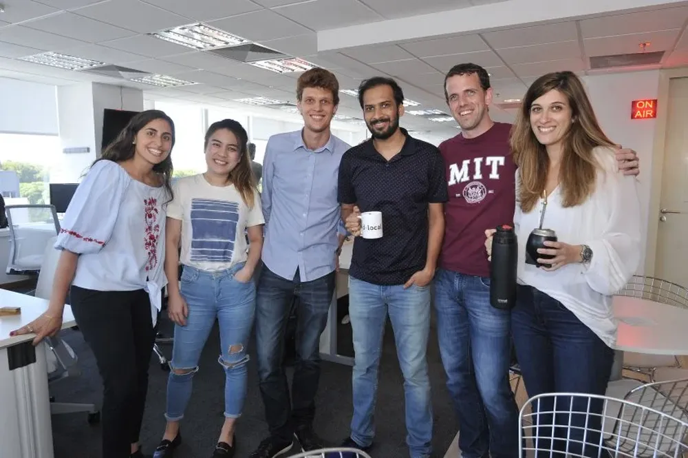 Clara Singer, Jaida Yang, Rodrigo Sánchez, Pranov Rai, Ronen Paritzky y Chen Topolski