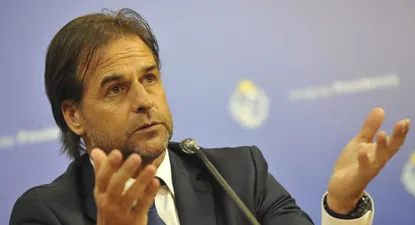 Foto de archivo. El presidente Lacalle Pou brindó una conferencia este martes tras llegar de su viaje oficial en Catar