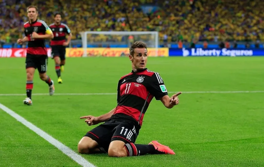 Miroslav Klose festeja uno de sus 71 goles con la Mannschaft