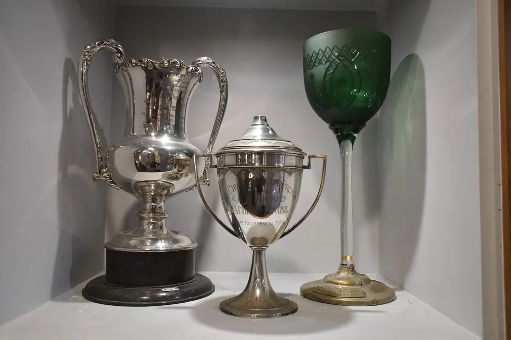 Las tres copas que ganó Peñarol en el clásico de la reunificación de 1925; la del medio es la que se encontró y restauró, mientras que la de la izquierda es la Copa Imparcial y la verde, la Copa Florence o Copa Alonso