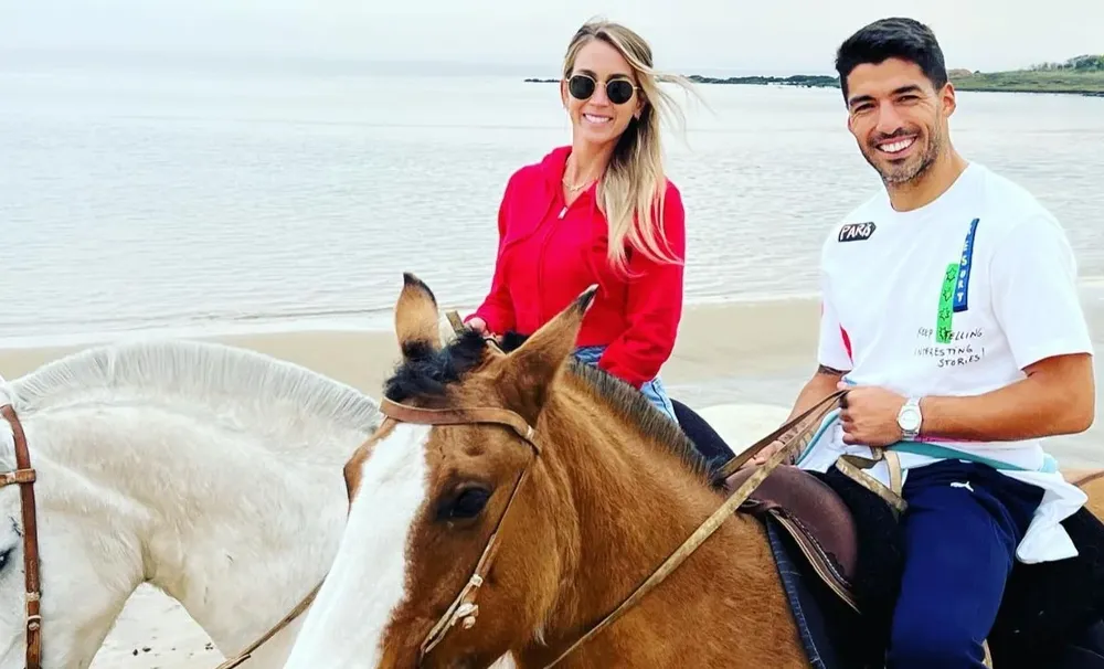 Luis Suárez y Sofía Balbi en una tarde de descanso en la zona oeste de Montevideo