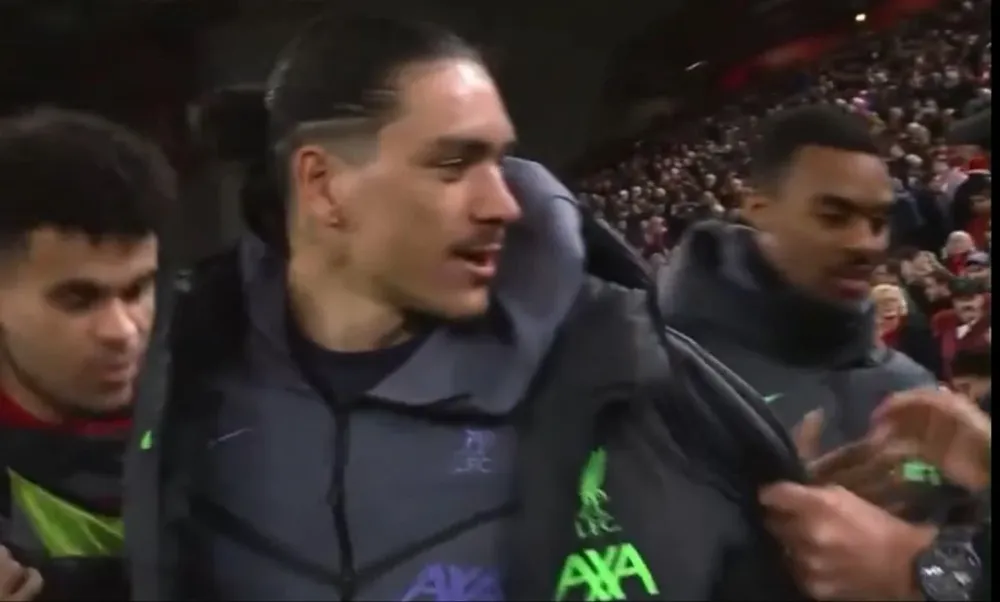 La mano de Jürgen Klopp agarra la campera de Darwin Núñez luego de la victoria de Liverpool, para darle un abrazo