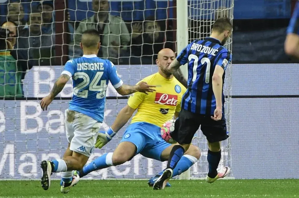 El croata Marcelo Brozovic, vence a Reyna y coloca el 2-0 para la victoria de Inter ante Napoli