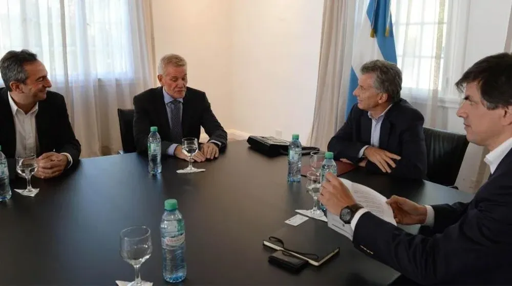 Dirk Donath de L Catterton y Francisco de Narváez junto a Mauricio Macri durante el anuncio de la inversión