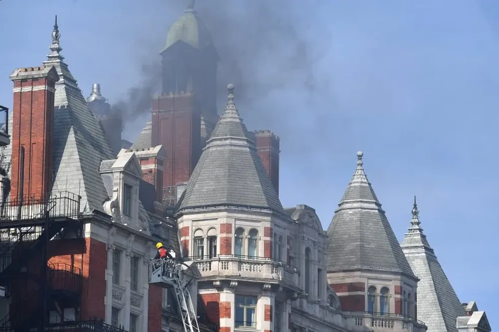 Bomberos combaten el fuego en el Hotel Mandarin Oriental de Londres.