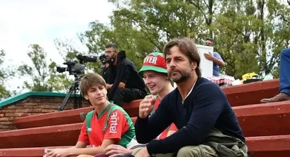 El presidente Luis Lacalle Pou y sus hijos Luis Alberto y Mahuel viendo a Boston River en Flores