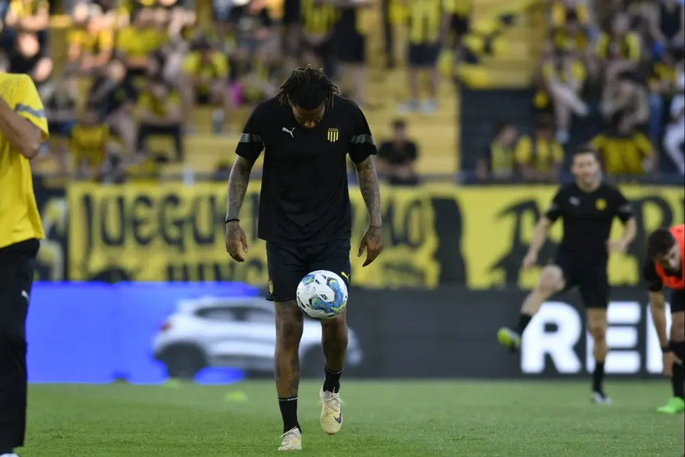 Abel Hernández en el calentamiento, el día de su retorno