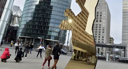 Alemania- Varias personas pasan al lado del logo de la 63 edición del Festival Internacional de Berlín