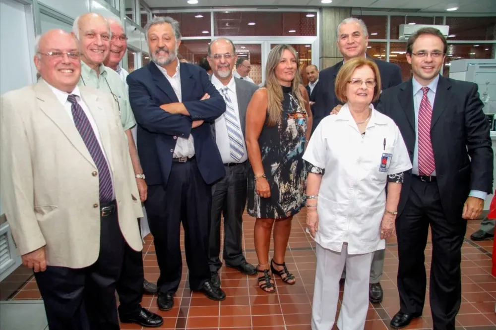 Dr. Luis Carriquiry Vicepresidente del Consejo Directivo del Casmu; Dr. Jorge Pomi Secretario Gral Del Consejo Directivo del Casmu; Dr. Walter Alallon; Jefe de Bioquímica del Laboratorio Automatizado Casmu, Dr. Fernando Tomasina Decano de la Facultad de Medicina; Dr. Raúl Rodriguez tesorero del Consejo Directivo del Casmu; Dra. Nuria Santana Directora Técnica del Casmu; Dr. Jorge Venegas Ministro de Salud Publica; Dra. Ana García Directora del laboratorio Automatizado del Casmu.