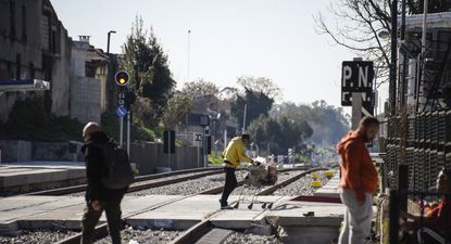 el drama gigantesco del ferrocarril central: anuncian policias para vigilar cruces sobre la via y todavia no hay obras en montevideo