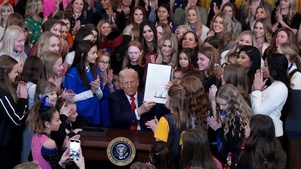 El presidente Donald Trump ha firmado desde enero una serie de órdenes ejecutivas que impactan a los ciudadanos transgénero y no binarios.