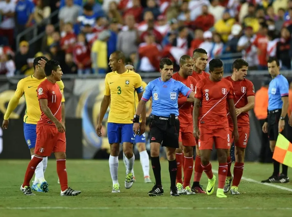 Cunha entre los reclamos de los jugadores de Brasil y Perú