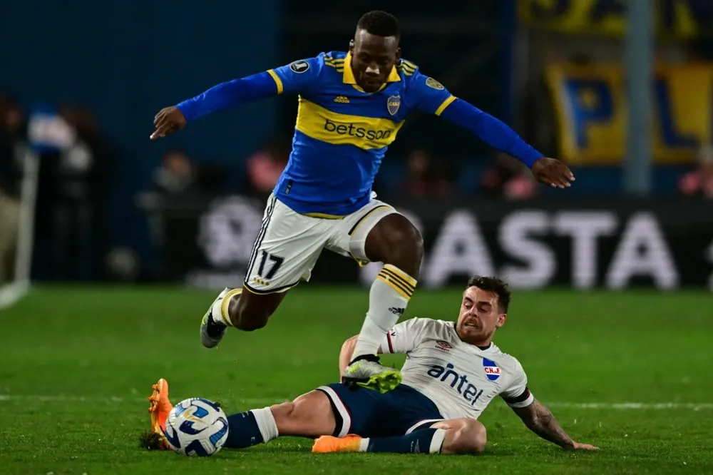 Advíncula en carrera contra la banda