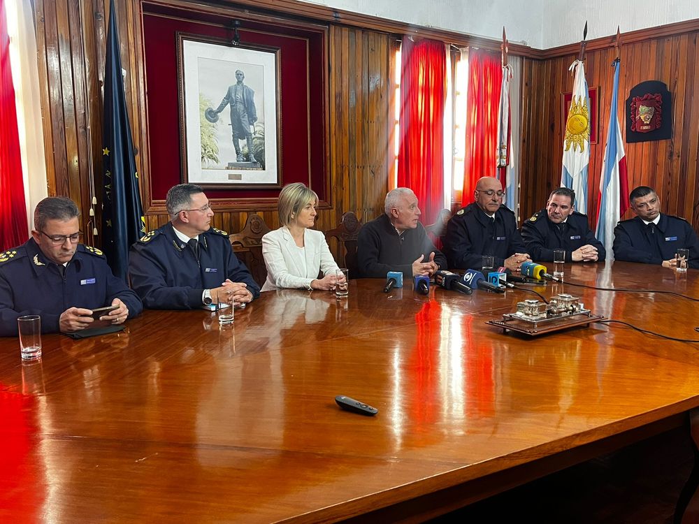 Carlos Negro junto a Gabriela Valverde y autoridades de la Policía en conferencia de prensa
