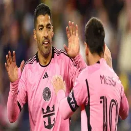 Luis Suárez saluda a Lionel Messi, figuras de Inter Miami