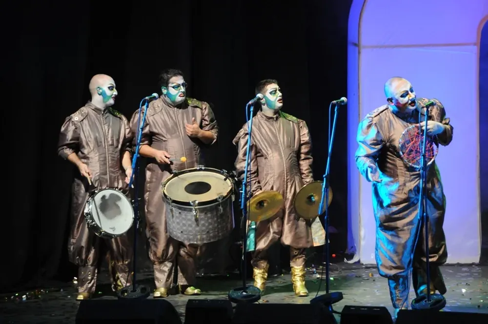 Los carnavaleros siempre a la orden para ayudar