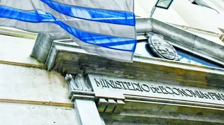 Déficit fiscal toca su menor nivel anual por caída de la inversión