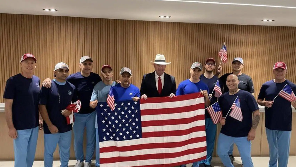 Danud Hanid Ortiz (segundo por la derecha y con gorra) fue traslado a Estados Unidos como preso ‘político’. (Embajada de los EE.UU en Venezuela)