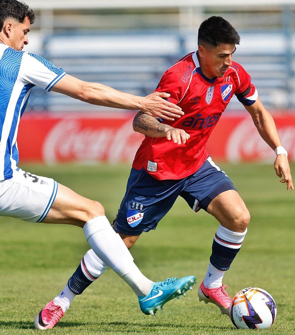 Alejandro Martínez frente a Alexis Piega en la vista de Nacional a Cerro Largo por la octava fecha del Torneo Clausura