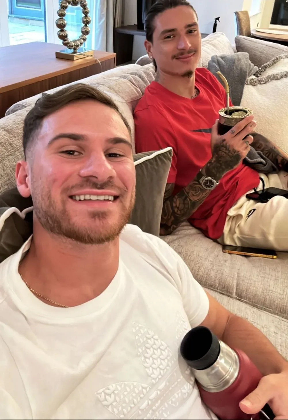 Darwin Núñez tomando unos mates que le preparó su compañero Alexis Mac Allister