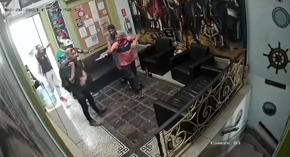 Un hombre amenaza a otro con un cuchillo en el sindicato de la pesca