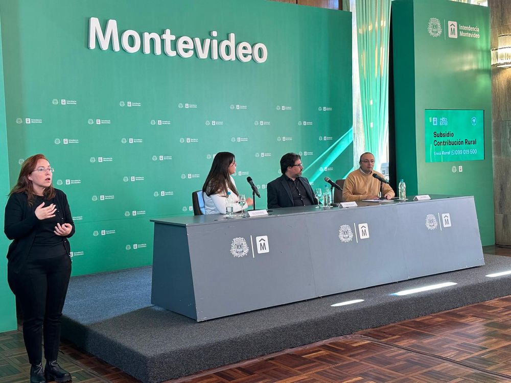 Conferencia de prensa de la Intendencia de Montevideo en el que anuncia el subsidio a la contribución rural