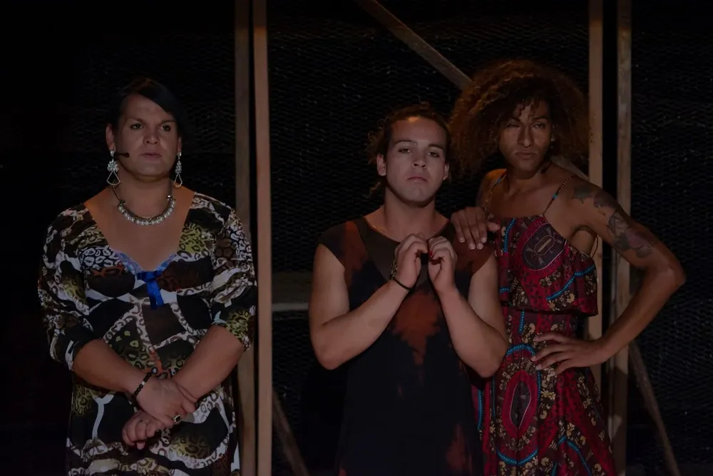 Escena de Naturaleza Trans en el Teatro Solís; Victoria Pereira es la que aparece al centro