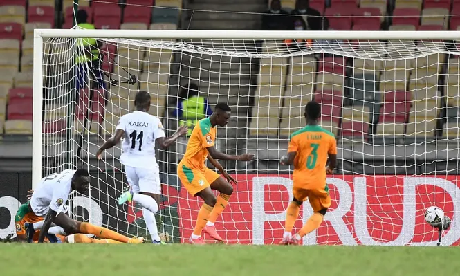 Alhaji Kamara empata, Sangaré no salió ni en la foto