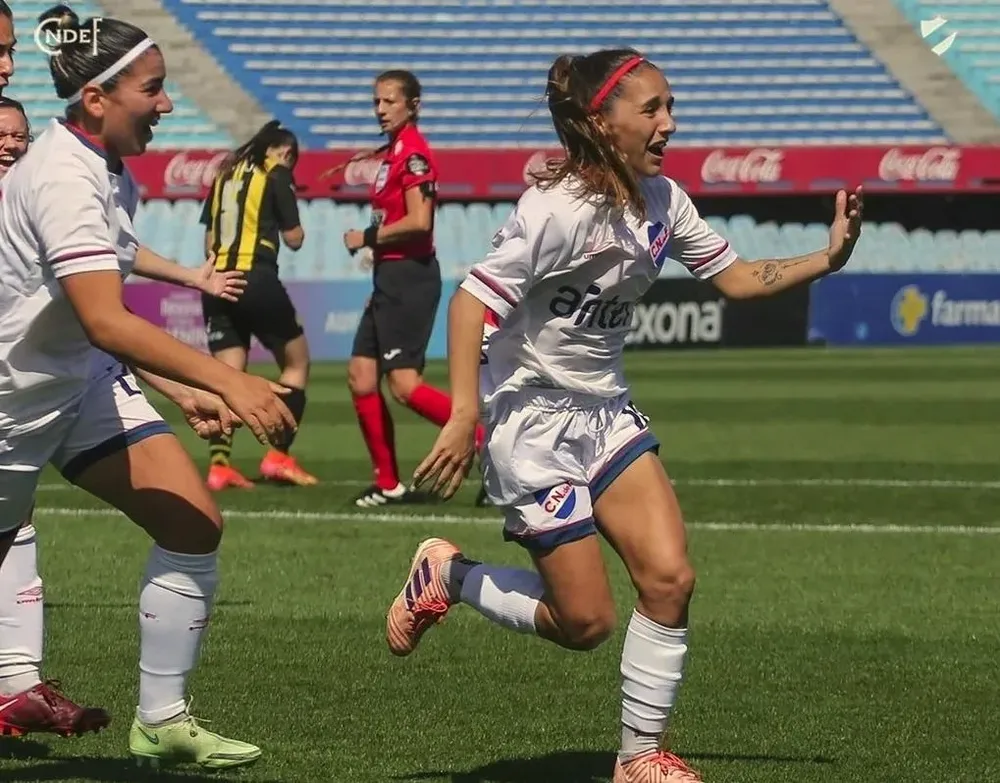 Solange Lemos y Oriana Fontán, celebrando un gol clásico