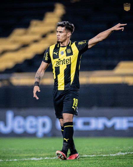 Matías Arezo debutó en su segunda etapa en Peñarol en el partido ante Progreso