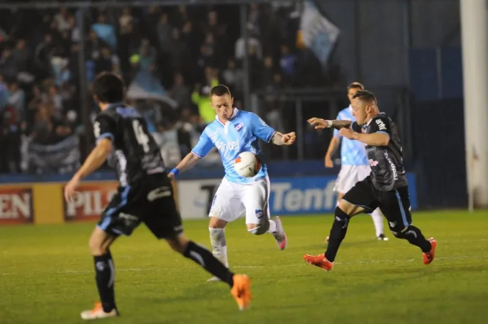 Rodrigo Amaral maniobrando ante Rodrigo De Oliveira