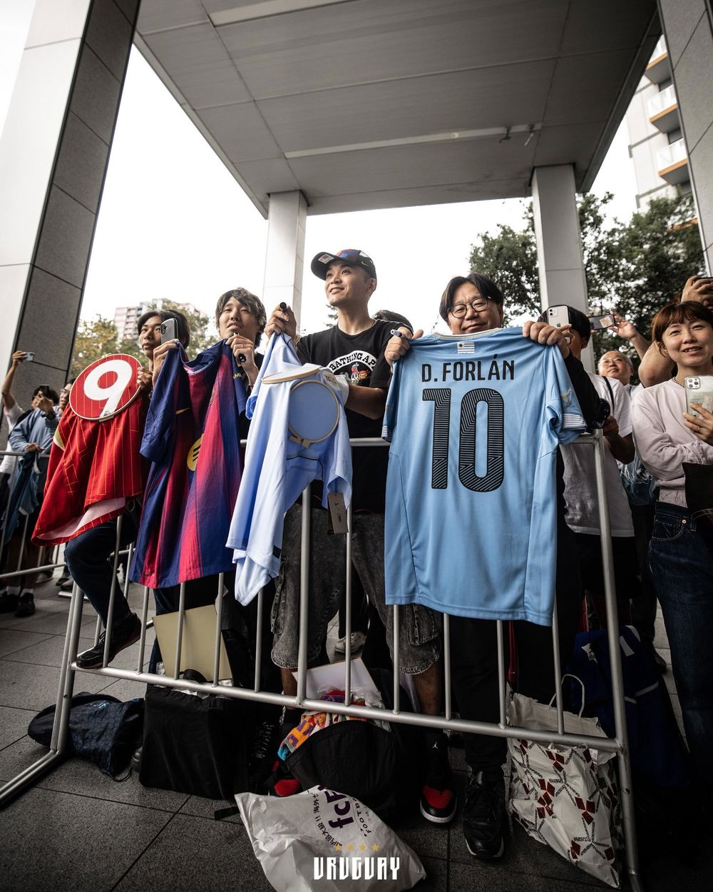 Los fans japoneses junto a la selección uruguaya