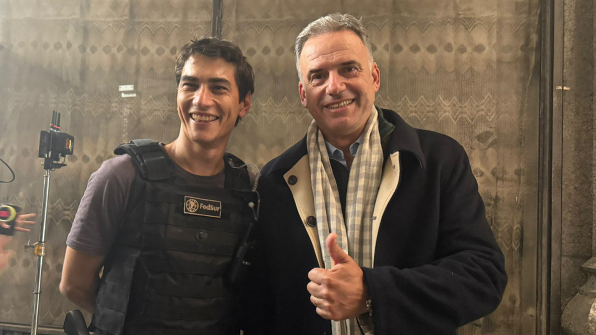 Orsi visitó el set de filmación de la serie de Netflix que se está rodando en Uruguay y conversó con Enzo Vogrincic