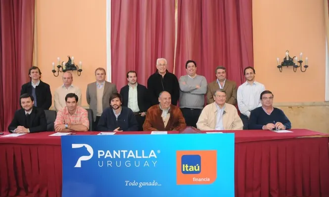 Integrantes de Pantalla Uruguay, Estudio 3000 y banco Itaú en la conferencia