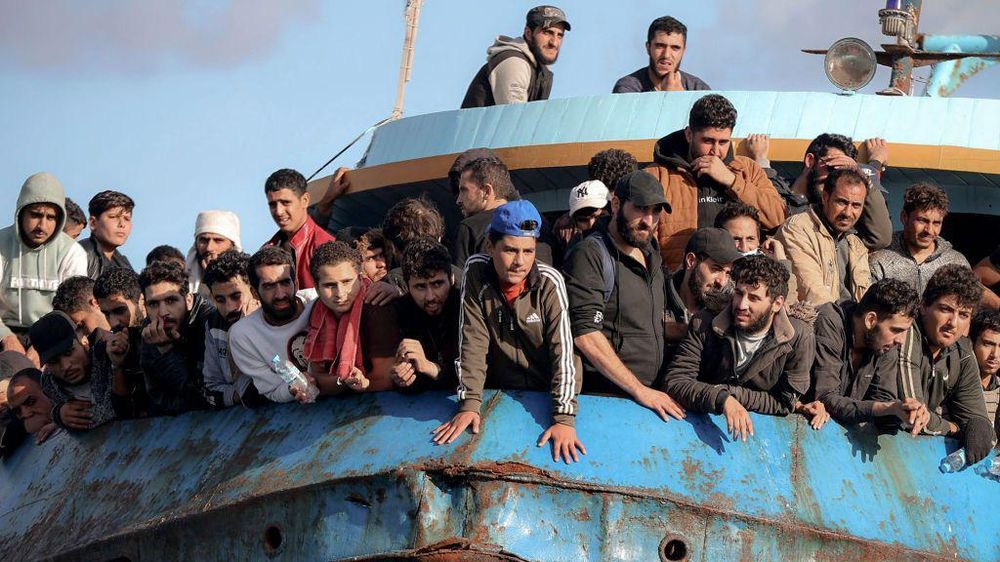 Refugiados y migrantes rescatados a bordo de un barco en el suroeste de la isla de Creta, en Grecia.