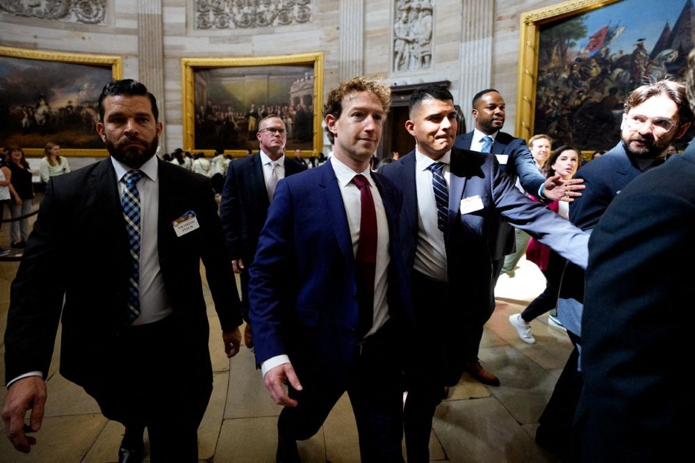 El director ejecutivo de Meta Platforms, Mark Zuckerberg (C), camina por la Rotonda del Capitolio de los Estados Unidos al salir de una reunión con el líder de la mayoría del Senado, John Thune (R-SD), en Capitol Hill el 26 de marzo de 2026