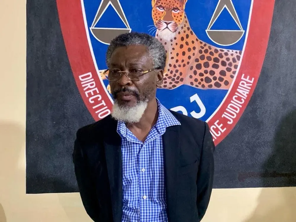 Las autoridades sospechan que el día antes de magnicidio, Badio habló por teléfono con el actual primer ministro, Ariel Henry.