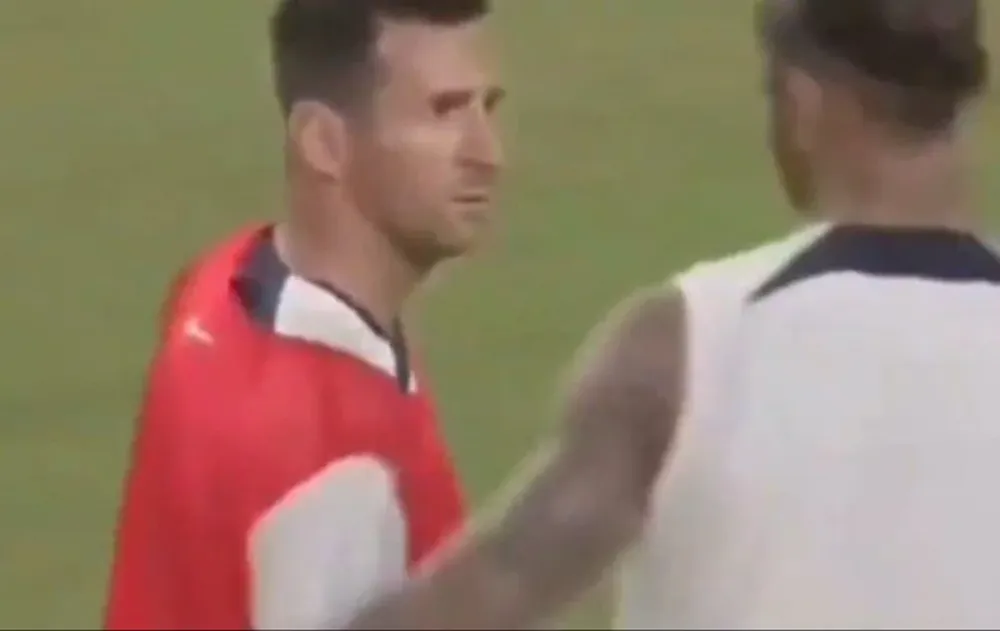 Lionel Messi le recriminó una patada a Sergio Ramos en la práctica de Paris Saint-Germain