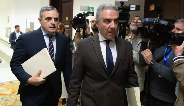 El diputado del PP Elías Bendodo (d) a su llegada a la mesa de la Comisión de Investigación por el ‘caso Koldo’.