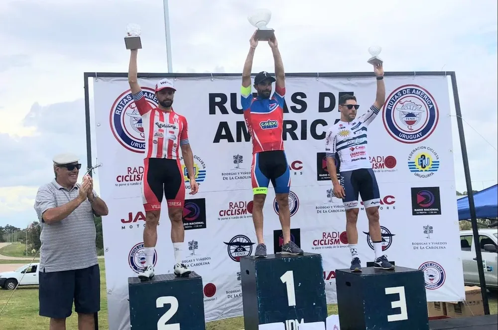 Pablo Anchieri en lo más alto del podio de este sábado, ganó la etapa 9 de Rutas de América 2023