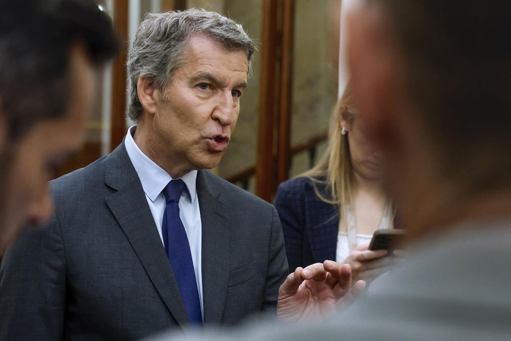 El líder del PP, Alberto Núñez Feijóo atiende a los medios tras la sesión de control al Gobierno celebrada este miércoles en el Congreso.