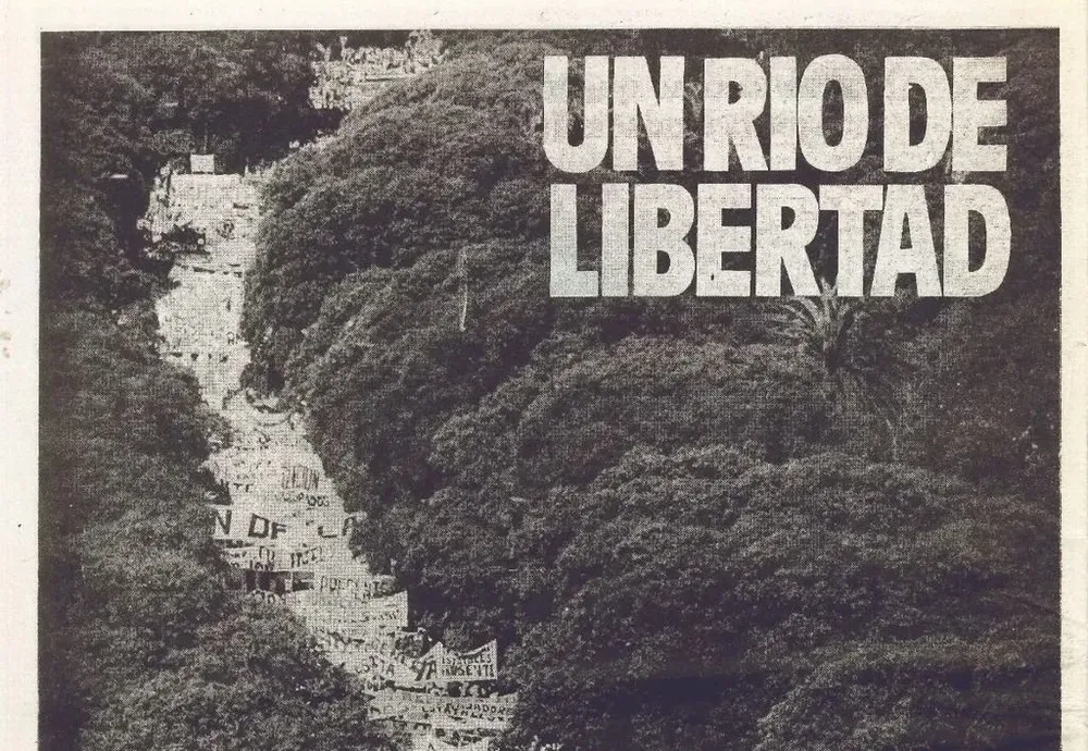 Recorte de Un río de libertad, contratapa de la edición del 28 de noviembre de 1983 del semanario Aquí